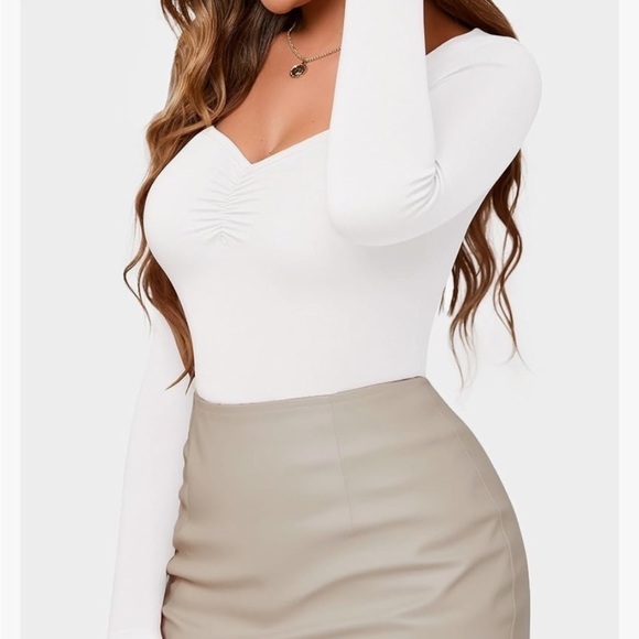 NWT Long Sleeve Bodysuit Plicated V Neck Sweetheart Neckline Going Out - Picture 4 of 7